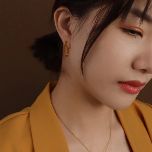 Orecchini geometrici a U placcati in oro 18k e collana a catena dorata minimalista