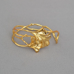Goldener Ginkgoblatt Armreif mit Aststruktur und gebürsteter Vintage-Oberfläche