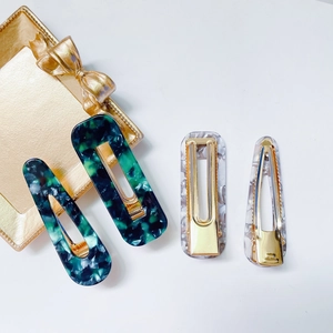 Lot de 4 barrettes en acétate aux motifs marbrés avec pinces dorées chic