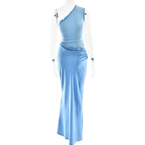Détail de la robe longue en satin dégradé bleu avec épaule dénudée et taille ajustée