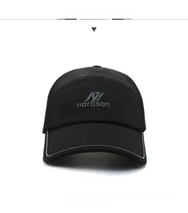 Vue de face de la casquette de baseball noire respirante avec logo gris et visière