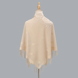 Elegante scialle beige all'uncinetto con ricamo floreale traforato e lunghe frange