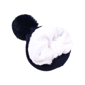 Vue détaillée du bonnet en tricot épais avec doublure polaire et grand pompon bleu marine