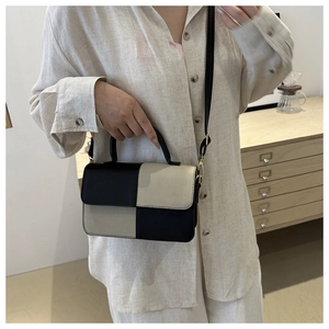 Piccola borsa quadrata bicolore nero e beige con manico superiore e tracolla regolabile
