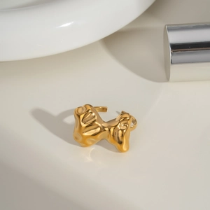 Gros plan détaillé d'une bague dorée style lave avec texture fluide et irrégulière