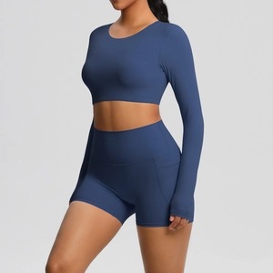 Detail van de yoga shorts met hoge taille en zakken en cropped top met lange mouwen
