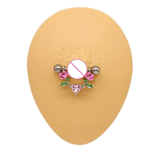 Detail von Brustpiercing mit rosa Emaille-Rosen und herzförmigem Zirkonia-Kristall