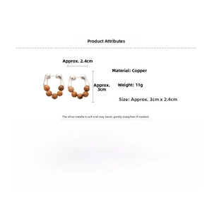 Détails des boucles d'oreilles ethniques avec 5 perles brunes et monture en cuivre