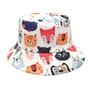 Détail du chapeau bob blanc avec imprimé animaux de dessin animé et coutures renforcées
