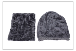Dettaglio della morbida fodera in pile del set cappello in maglia e scaldacollo grigio