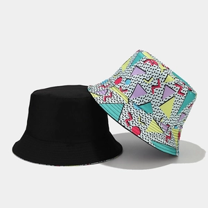 Cappello da pescatore reversibile con motivi geometrici e tela nera semplice