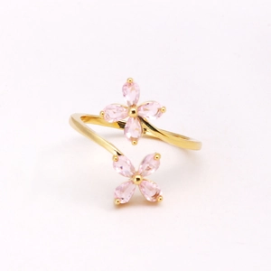 Vue détaillée de la bague double fleur dorée avec des pétales en cristal rose