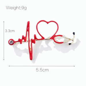 Détail de la broche stéthoscope cœur en émail rouge avec dimensions 5,5cm x 3,3cm