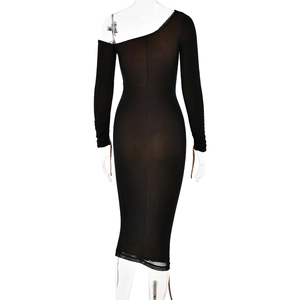Détail de robe noire asymétrique en mesh avec cordon au dos et manche longue sheer