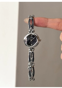 Detailed view of GEDI silver quartz watch with black dial and stylish chain bracelet