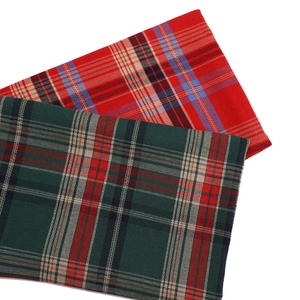 Red and green British plaid fabric boxes for Christmas apple gift packaging