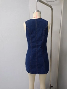 Dettaglio del retro dell'abito smanicato in denim blu scuro con cuciture verticali e linea ad A