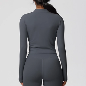 Vue arrière de la veste de sport grise et du pantalon de yoga soulignant la silhouette