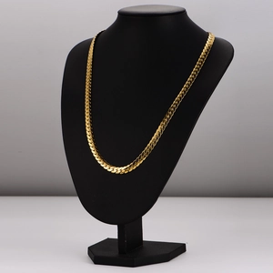 Minimalistische goldene flache Drachen-Gliederkette für Herren auf einem schwarzen Büstendisplay