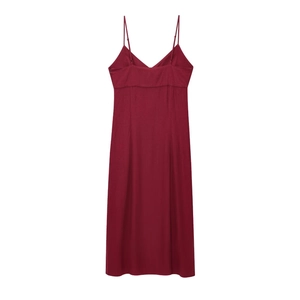 Vue détaillée d'une robe midi en lin rouge foncé avec fines bretelles spaghetti