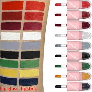 Armswatches en productweergave van tien matte lippenstiftkleuren voor podiummake-up