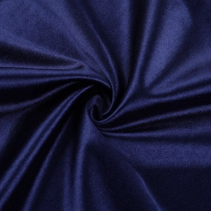 Dettaglio macro del tessuto satinato blu scuro che mostra la trama liscia e il drappeggio
