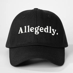 Détail de la broderie blanche Allegedly sur une casquette en coton noir classique