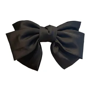 Détail du grand nœud papillon en satin noir de 24 cm montrant les dimensions du produit