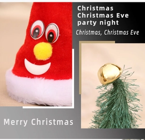 Détail d'un chapeau de Noël en peluche et d'un sapin miniature avec cloche dorée