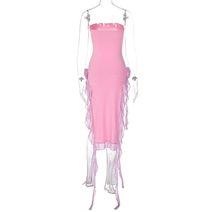 Détail de robe moulante rose à bustier avec froufrous en tulle et drapés à pompons