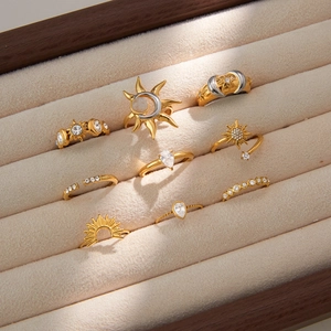 Detailset aus neun Gold- und Silber-Titanstahlringen mit Zirkonia-Einlagen