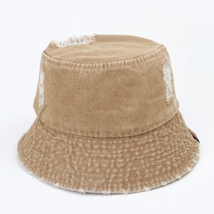 Bob en denim délavé vintage camel avec bords effilochés et détails de déchirures