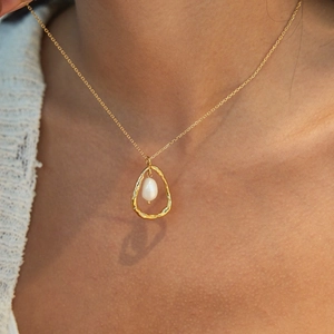 Elegante 18K vergoldete Edelstahlkette mit Wassertropfen-Anhänger und einer Süßwasserperle
