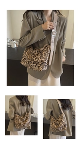 Collage d'un sac léopard porté par un mannequin avec bandoulière et boucle argentée
