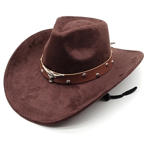 Chapeau de cow-boy en daim marron foncé avec tête de taureau argentée et clous