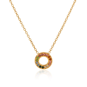 Détail du collier en plaqué or 18K avec pendentif cœur serti de zircons arc-en-ciel