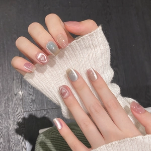 Unghie finte fatte a mano con gel cat-eye rosa-viola e rilievo a cuore in 3D