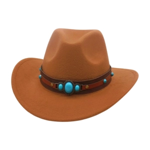 Détail du chapeau de cowboy en feutre marron avec bande en cuir et pierres turquoise