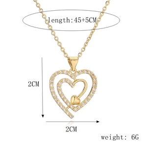 Détail du pendentif cœur doré de 2cm avec une chaîne réglable de 45+5cm de longueur