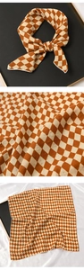 Détail d'un foulard carré à carreaux marron montrant la texture coton-lin et l'ourlet