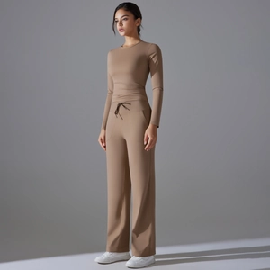 Détail du pantalon de yoga taille haute à cordon et haut ajusté de couleur mocha