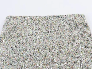 Vue détaillée du tissu en tweed multicolore avec des paillettes et texture tissée