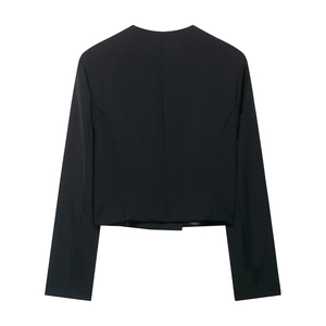 Vista posteriore del blazer nero corto con maniche lunghe e taglio sartoriale aderente