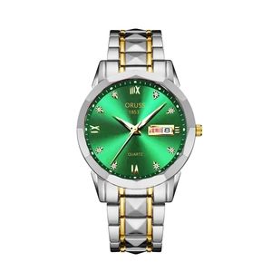 Détail montre ORUSS quartz avec cadran vert et index dorés sur bracelet bicolore