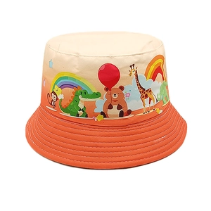 Détail d'un chapeau bob enfant avec motifs animaux et bordure orange dégradée
