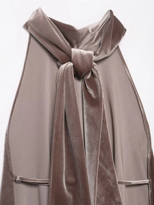 Detail eines mauvefarbenen Neckholder-Tops aus Samt mit weichem Knotendesign