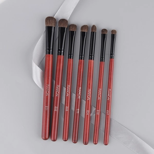 Detaillierte Nahaufnahme eines 8-teiligen Augen-Make-up-Pinsel-Sets mit dunkelroten Holzgriffen