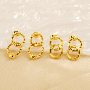 Dubbele In elkaar Grijpende Ring Oorknopjes 18K Verguld Roestvrij Staal Geometrische Gedraaide Textuur Elegante Sieraden Dames