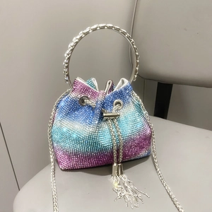 Dettaglio macro della borsa a secchiello con strass sfumati viola e blu
