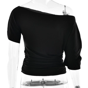 Vue arrière du haut noir à épaule dénudée avec fronces et coupe ajustée sur mannequin
